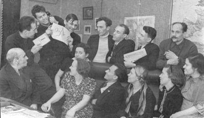 Редакция «Ленинских искр». 1940 год, декабрь. Второй справа с газетой в руках – Александр Бусырев, а в нижнем ряду четвертый справа – Матвей Фролов