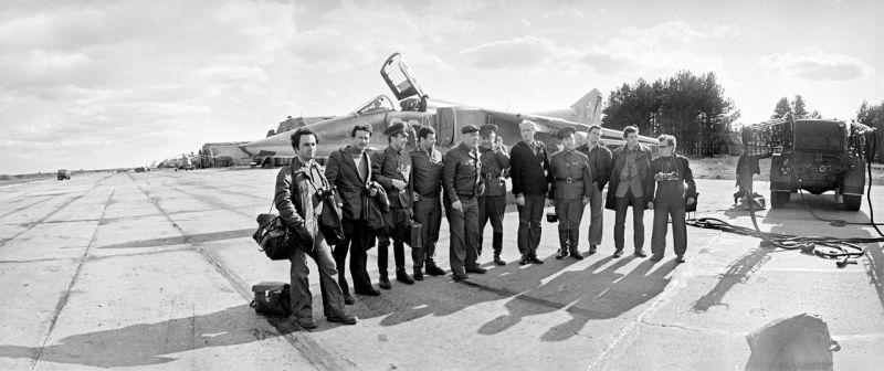  На снимке Павла Маркина: июнь 1976 г., крупномасштабные учения «Север» Ленинградском военном округе; фотокорреспондент «ЛенТАСС» Олег Пороховников (крайний справа),  фотограф «Ленправды» Валентин Брязгин (второй слева), в джинсовом костюме и кепочке, фоторепортер «Комсомольской правды» Илья Гричер (в центре), рядом с ним слева литсотрудник «Ленинских искр» Олег Соколовский, самый высокий – фоторепортер«Ленинградского рабочего» Александр Дроздов.