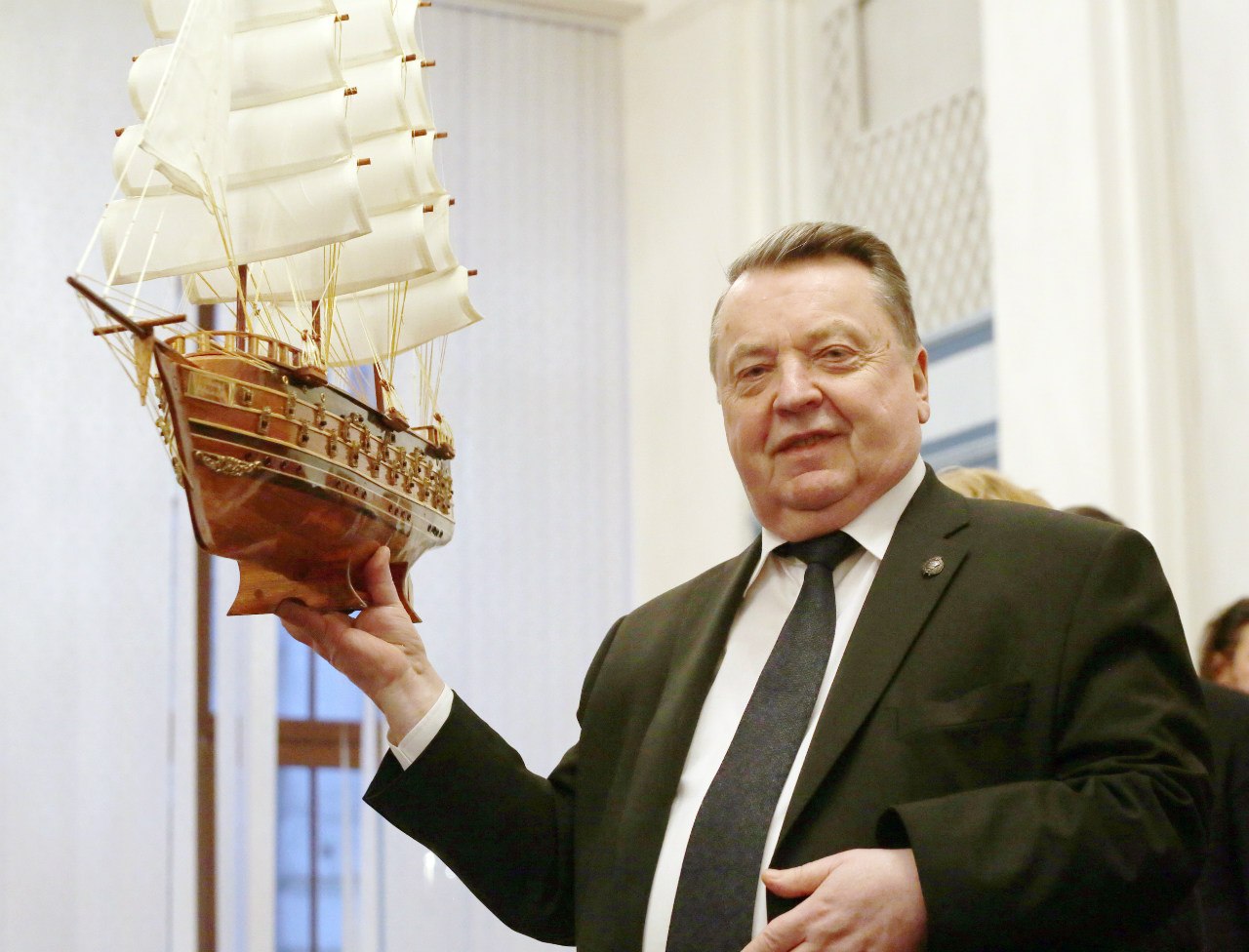 Сергей Седов с моделью парусника