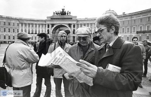 1989 год. Участники пикета на Дворцовой площади. Журналист Анатолий Ежелев (второй справа), писатель Борис Никольский и капитан милиции Николай Аржанников. Фото Павла Маркина