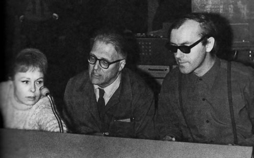 Владимир Михайлович Покорский (в центре), помощник режиссера Светлана Радимова (слева), режиссер музыкального вещания Владимир Шерстобитов (справа)